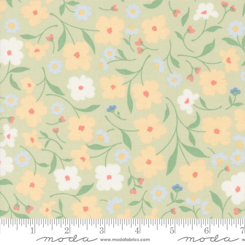 Tessuto americano Cottage Charm verdino con fiori grandi all over